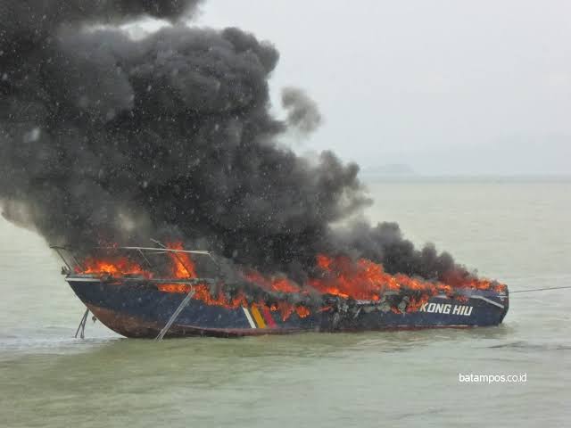 Foto ilustrasi kapal terbakar.