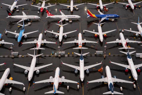 Awalnya yakin akan sertifikasi ulang yang cepat, Boeing terus memproduksi 737 MAX jet untuk pelanggannya setelah pesawat itu dilarang terbang di seluruh dunia. Pesawat tersebut telah memenuhi ruang parkir di seluruh fasilitas Boeing. Foto: Getty Images