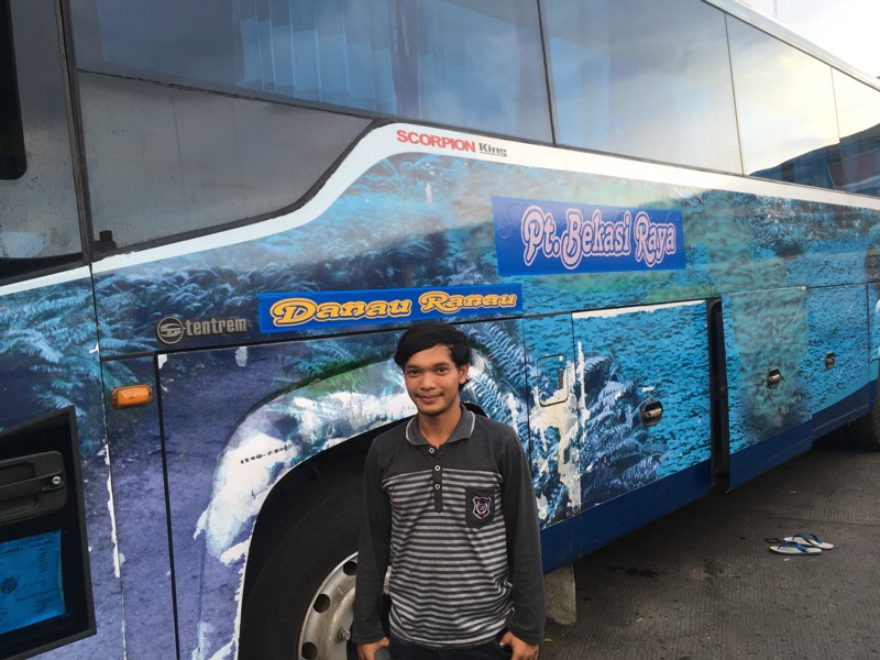 Rico (24) pengemudi bus termuda d ikalangan pengemudi bus AKAP lainnya di Terminal Bekasi. Foto: BeritaTrans.com dan Aksi.id