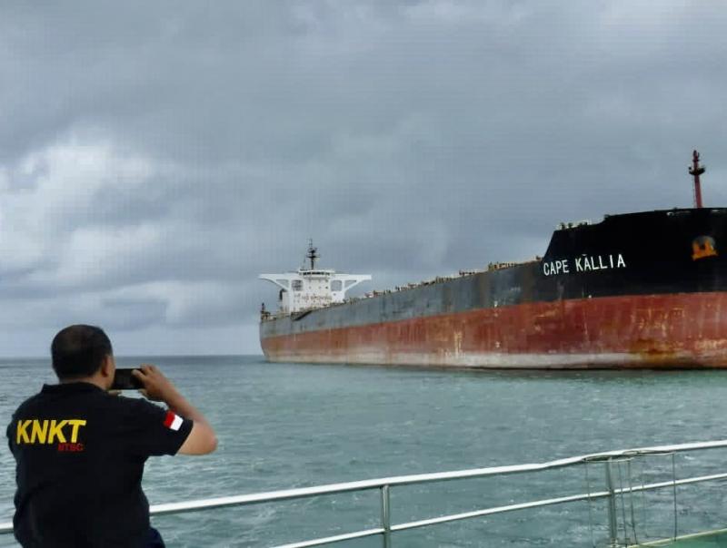 Tim KNKT sedang menginvestigasi kapal Cape Kallia. Foto: Twitte KNKT