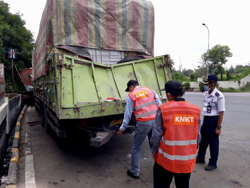 Tim investigator KNKT memeriksa kendaraan yang terlibat kecelakaan beruntun menyebabkan 10 orang tewas di jalan Tol Cipali. Foto: Twitter KNKT.