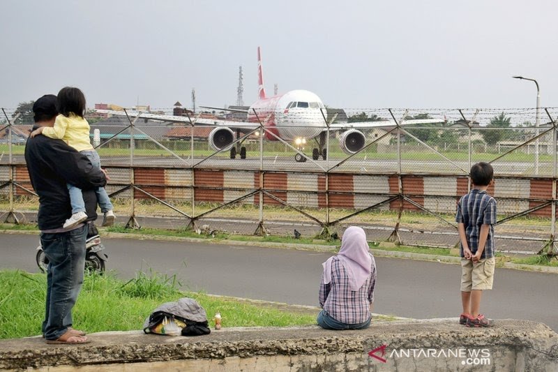 Warga melihat pesawat di Bandara Husein Sastranegara. Foto: antaranews.com.