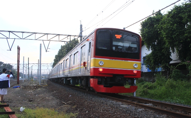 Rangkaian KRL melintas di kawasan jalur double-double track di dekat Stasiun Bekasi. (Ist)