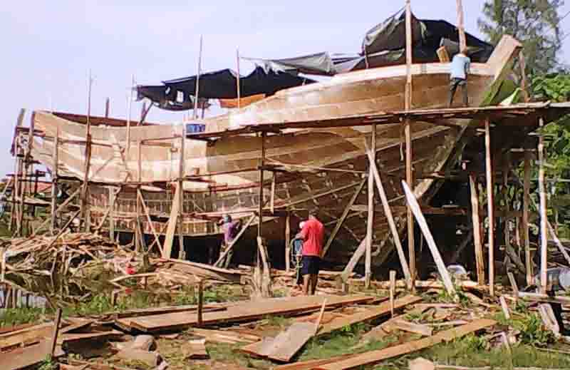 Pekerja sedang menyelesaikan pembuatan kapal ikan di Kelurahan Karangsong, Kecamatan dan Kabupaten Indramayu, Jawa Barat. (Taryani)