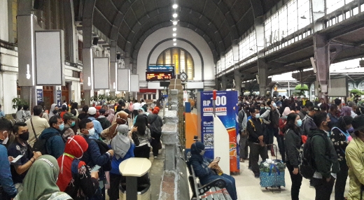 Antrean pengguna KRL di Stasiun Jakarta Kota, Jumat (4/12/2020).