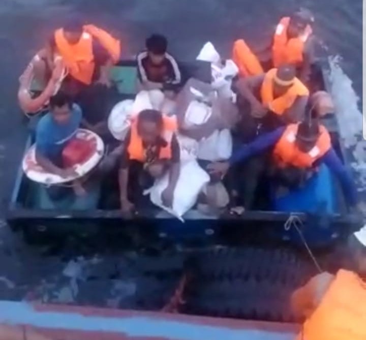 Tim KPLP evakuasi tujuh kru kapal tenggelam di Perairan Pontianak