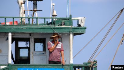 Seorang nelayan di kapal ikan China di kawasan Karang Scarborough, 6 April 2017. (Foto: Ist/Reuters)