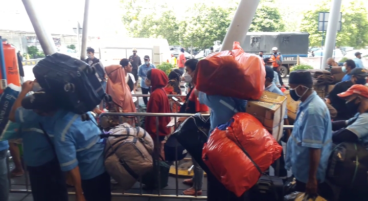 Buruh panggul barang penumpang kapal di Pelabuhan Penumpang Laut Tanjung Priok, Jakarta Utara. 