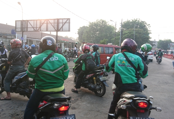 Ojek online Grab dan Gojek selepas menurunkan penumpangnya di Teminal Bekasi. (Ilustrasi)