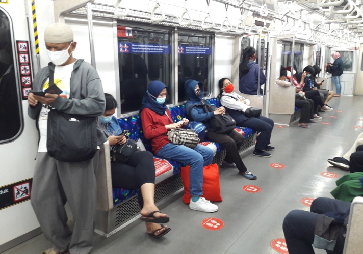 Rangkaian KRL tujuan Jakarta Kota-Bekasi di gerbong nomor dua dari paling belakang pada Jumat (11/12/2020) malam. 