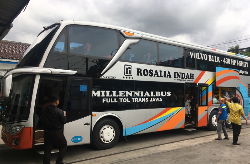 Bus Rosalia Indah Double Decker di pool Bulak Kapal, Bekasi. Foto: BeritaTrans.com dan Aksi.id