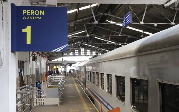 Signage di Stasiun Bandung dengan standar internasional. KAI mengganti tampilan signage di stasiun-stasiun dengan tujuan mengikuti ISO 7001:2007 atau standar internasional mengenai simbol-simbol informasi publik, serta agar pelanggan lebih mudah untuk membacanya.