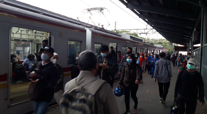 Pengguna KRL di Stasiun Bekasi pada Senin (14/12/2020) pagi.