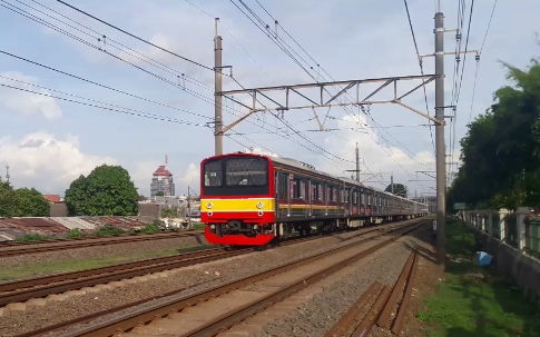 KRL melintas di jalur lepas Stasiun Buaran kawasan terjadinya pelemparan batu yang akibatkan pecahnya kaca pintu gerbong.