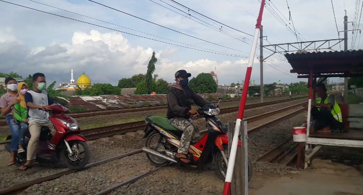 Perlintasan liar di antara Stasiun Buaran dan Klender.