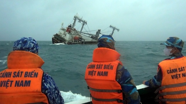 Tim SAR menyelamatkan kru kapal tenggelam. Foto: Vietnam Coast Guard 