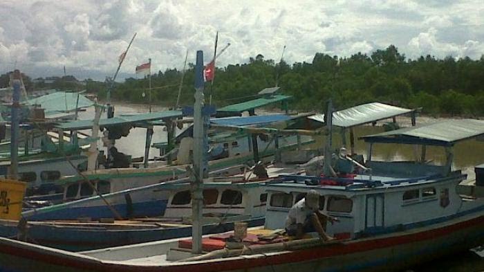 Nelayan mempersiapkan kapalnya untuk melaut di dermaga Pelabuhan Perikanan Nusantara Sungailiat Kabupaten Bangka. Foto diambil 17 Juni 2016. (Foto:Bangkapos)