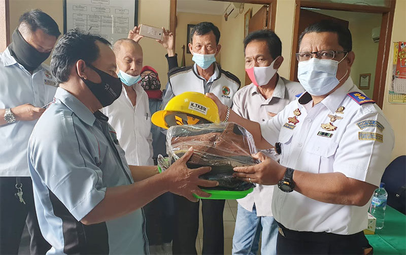 Kepala Kantor KSOP Sunda Kelapa yang juga sebagai pembina TKBM, Capt Roni Fahmi, secara simbolis memberikan APD kepada pengurus koperasi TKBM