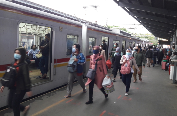 KRL di Stasiun Bekasi.