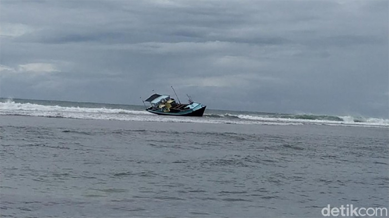 Kapal pengangkut nelayan korban pembunuhan terdampar di pantai sancang Garut (Foto:detik.com/Hakim Ghani)
