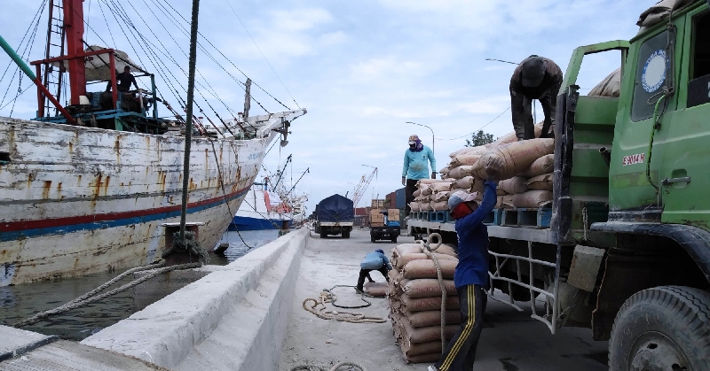 Tenaga Kerja Bongkar Muat (TKBM) Pelabuhan Sunda, Jakarta Utara (foto:BeritaTrans.com dan Aksi.id/ahmad)