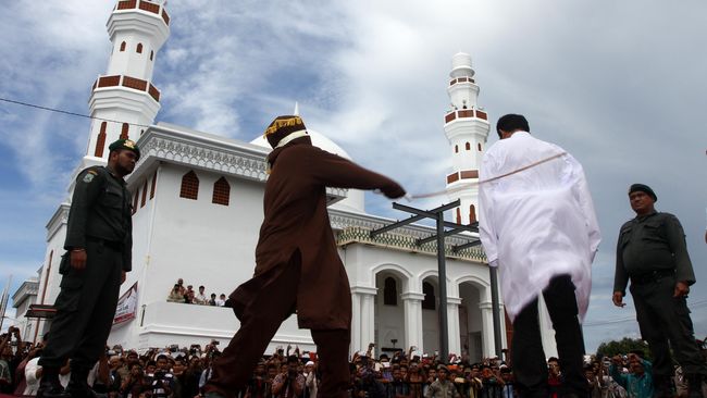 Hukuman cambuk di Banda Aceh.