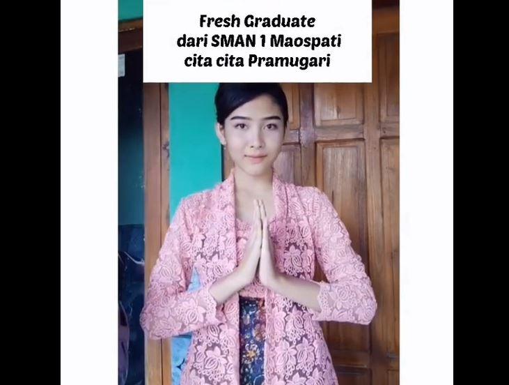 Cewek cantik yang membuat video Tiktok demi persyaratan mendaftar pramugari ini menarik perhatian netizen. (TikTok/ @iyasygknpa0)