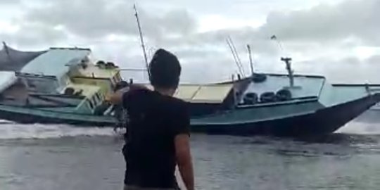 Perahu Terdampar di Cibalong, Garut. (Merdeka.com)