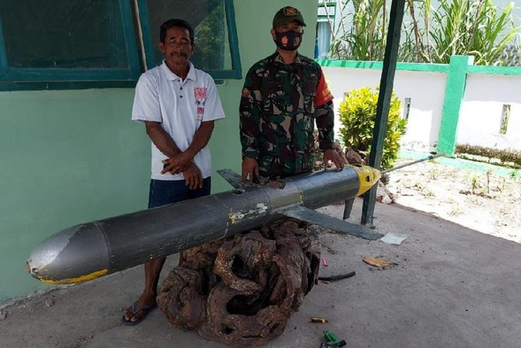 Drone bawah laut yang ditemukan oleh nelayan Sulawesi diduga milik China dan kini telah disimpan di pangkalan Angkatan Laut di Makassar untuk diperiksa. (Twitter/@MediaSelayar)