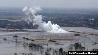 Lumpur dan uap yang berasal dari sumur minyak eksplorasi yang dioperasikan Lapindo Brantas di Sidoarjo di Jawa Timur 27 September 2006. Kegiatan eksplorasi tersebut menyebabkan sejumlah desa terkubur oleh lumpur. (Foto: Reuters/Sigit Pamungkas)