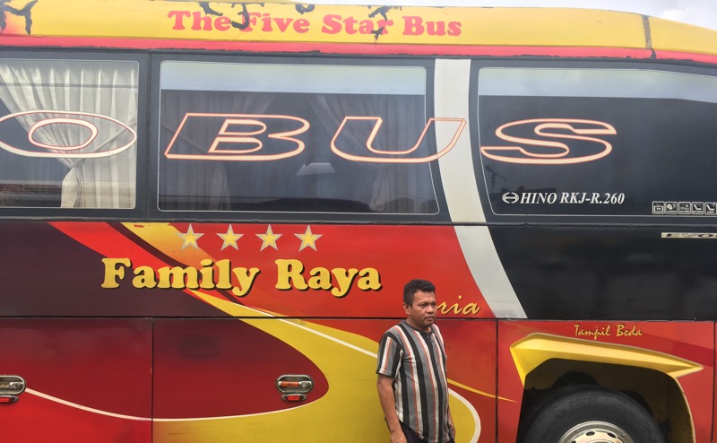 Hendri, Pengemudi bus Family Raya selalu sempatkan memancing saat perpal di terminal. Foto: BeritaTrans.com dan Aksi.id