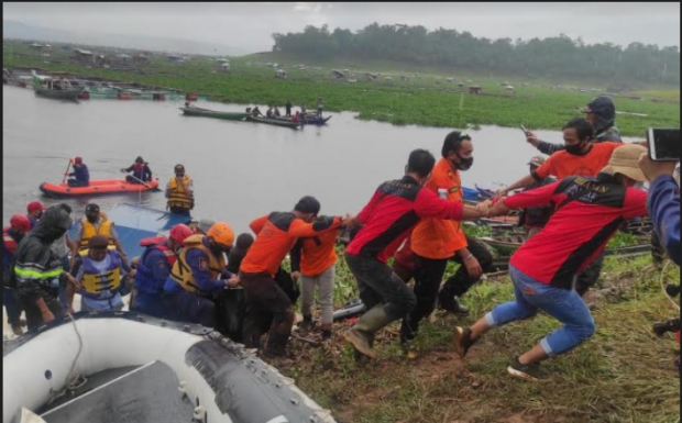 Tim SAR gabungan saat mengevakuasi salah satu korban tenggelam yang meninggal di Waduk Cirata, Purwakarta. Foto iNews.
