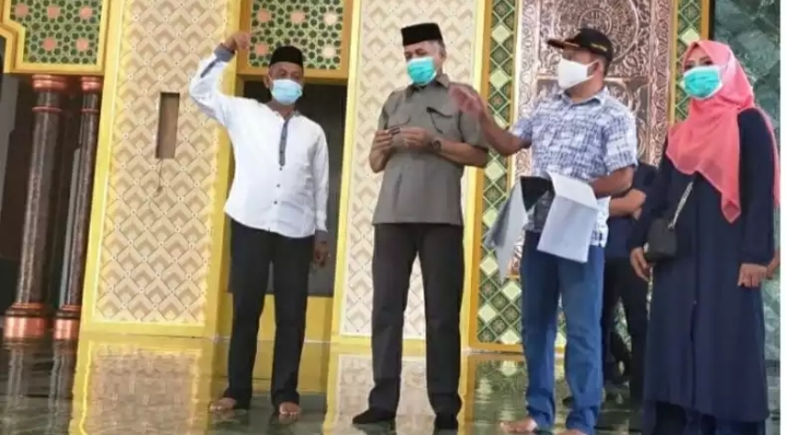 Gubernur Aceh Nova Iriansyah (dua dari kiri) mendengarkan penjelasan dari Bupati Nagan Raya HM Jamin Idham saat mengunjungi Masjid Agung Baitul A`la (Masjid Giok) di Kompleks Perkantoran Suka Makmue, Jumat (1/1/2020). (Foto: ANTARA)