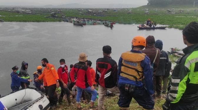 Tim rescue Basarnas Bandung berangkat menuju lokasi kejadian untuk melaksanakan pencarian. (Foto: Dok. Basarnas)