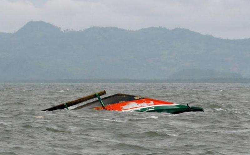 Empat nelayan di Malaysia berenang 14 jam ke pantai untuk menyelamatkan diri setelah kapal mereka tenggelam akibat ombak besar (Foto: AFP)