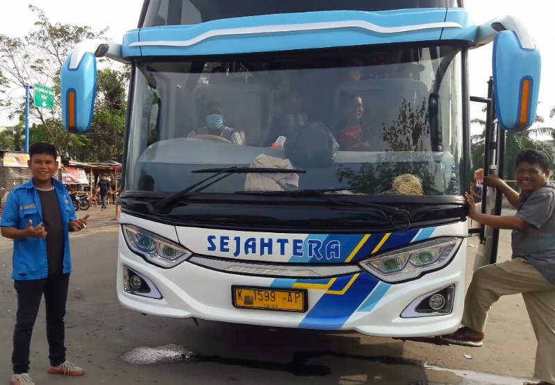 Ronal Sianturi adalah pengemudi bus PO Sejahtera.