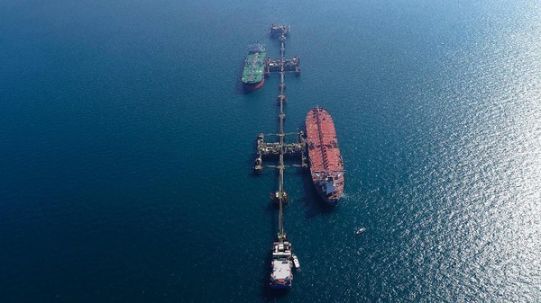 Kapal tanker di terminal lepas pantai Al-Basra, Irak (AP Photo/Nabil al-Jurani/detik.com)