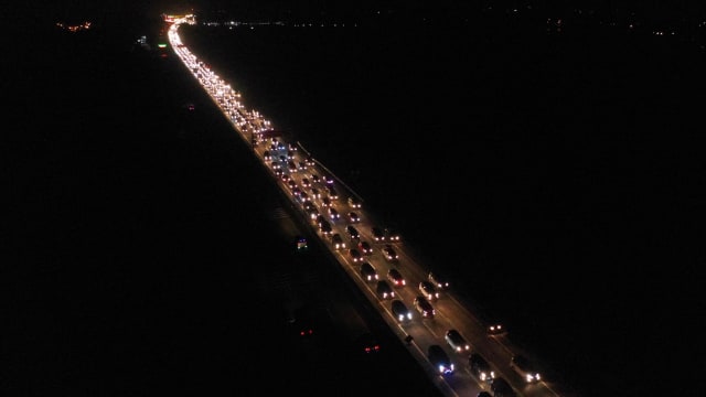 Kendaraan pemudik antre memasuki Gerbang Tol Cikampek Utama, Cikampek, Jawa Barat.