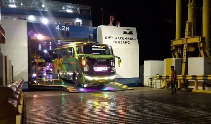 KMP Batumandi Panjang saat proses menurunkan kendaraan di pelabuhan Bakauheni, Lampung, Sabtu (2/1/2021) malam.