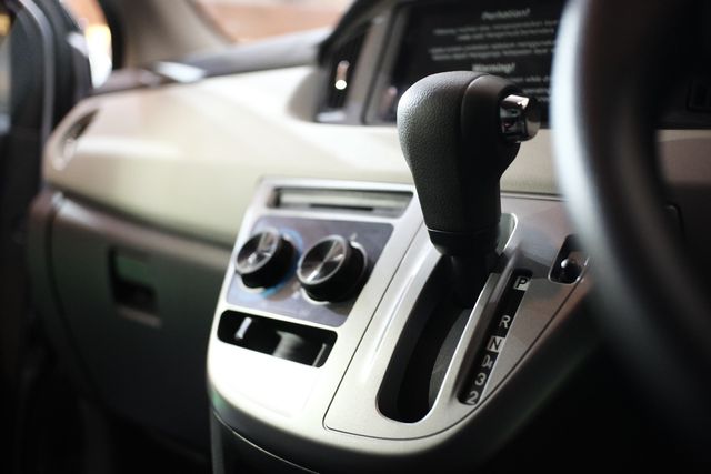 Model tuas transmisi dan kenop pengaturan AC Daihatsu Sigra facelift. Foto: Kumparan.com