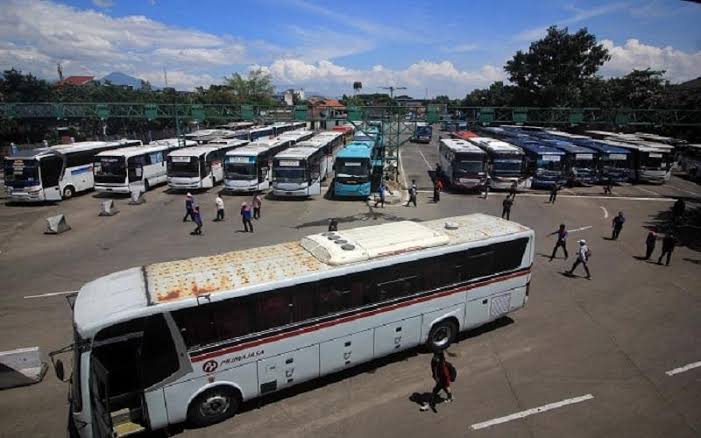 Suasana di Terminal Leuwipanjang, Kota Bandung. Sebanyak 12 calon penumpang bus di terminal ini gagal berangkat karena reaktif Covid-19 berdasarkan rapid test antigen. Foto: Inews.id