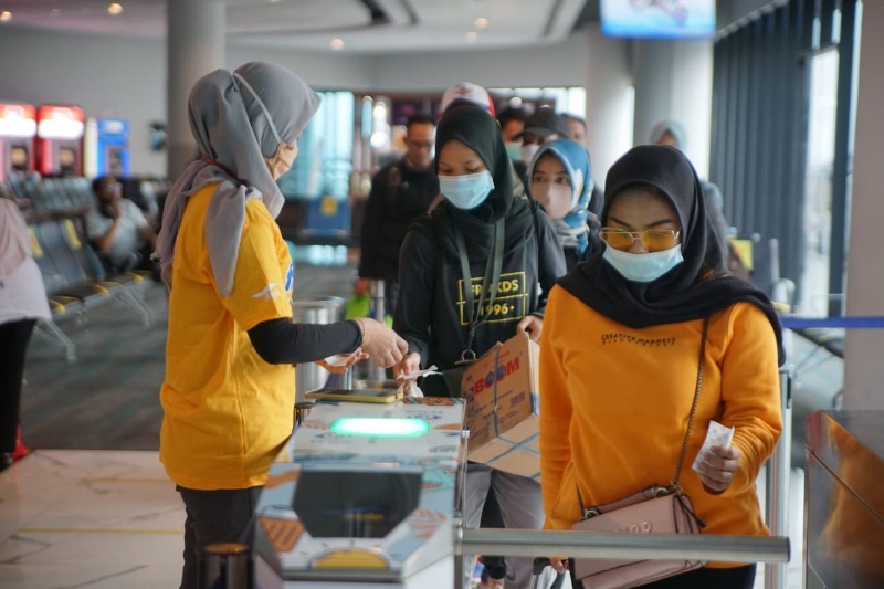 Penumpang di pintu masuk Terminal Pelabuhan