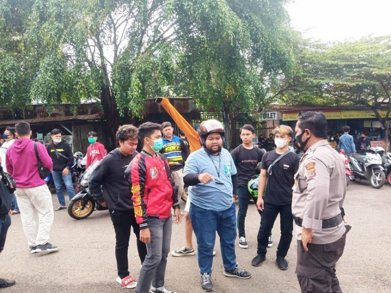 Petugas sedang memberikan penjelasan kepada anak motor  sebelum dibubarkan karena kegiatannya tidak ada pemberitahuan ke Gugus Tugas Penanganan Covid-19 Kecamatan Juntinyuat, Indramayu, Jawa Barat. (Taryani)