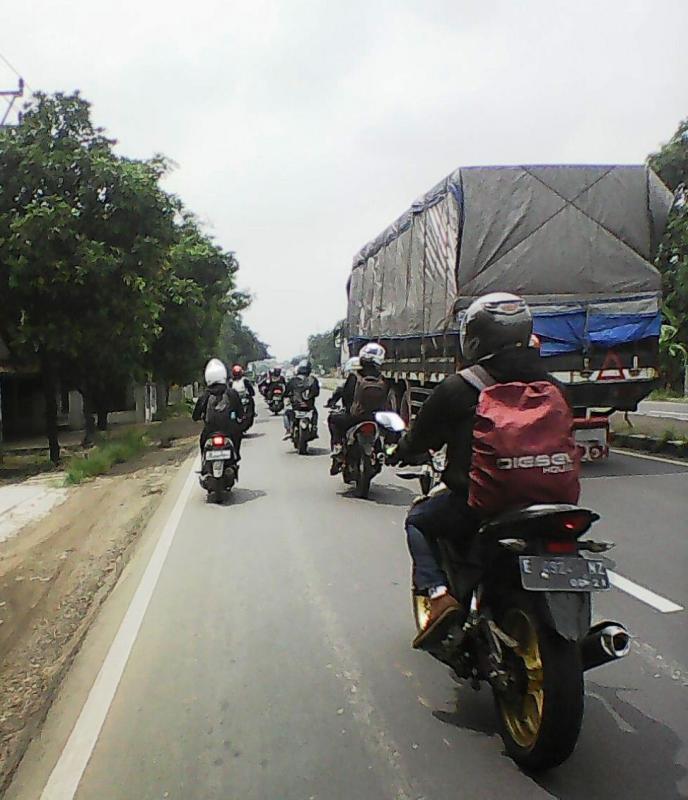 Frekwensi kendaraan khususnya mobil pribadi dan pemotor dari daerah tujuan Jabodetabek melalui jalur Pantura Indramayu, Jawa Barat tampak padat pada hari Minggu (03/1/2021) sesudah menghabiskan waktu libur Natal dan Tahun Baru 2021.   (Taryani)    
