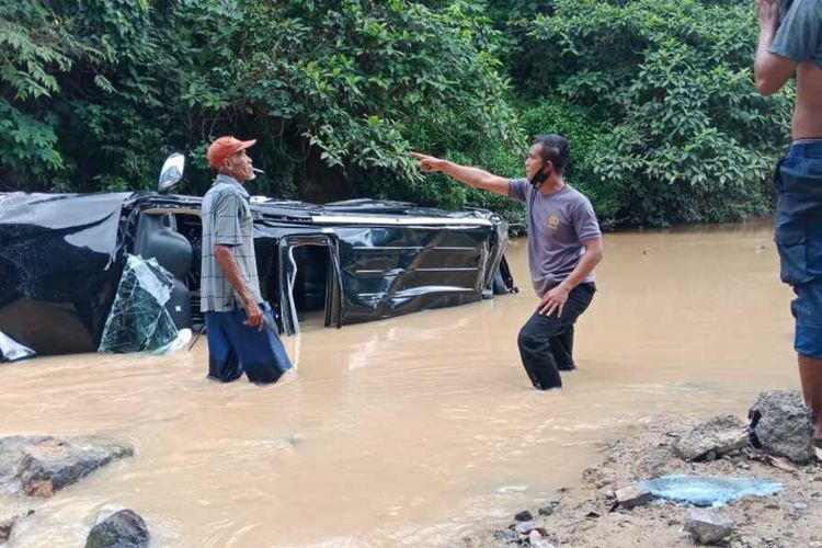 Petugas Laka Lantas Polres Dharmasraya melakukan evakuasi mobil Pajero yang masuk sungai, Ahad (3/1/2021)