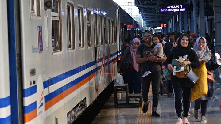 Penumpang kereta api Dharmawangsa Surabaya Pasarturi–Pasar Senen tiba di stasiun Senen, Jakarta.