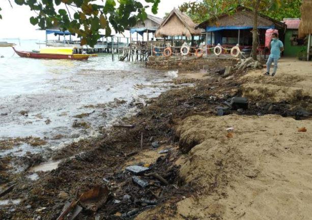 Pantai Nongsa, Kota Batam tercemar minyak mentah diduga dari kapal tanker.(foto:iNews)
