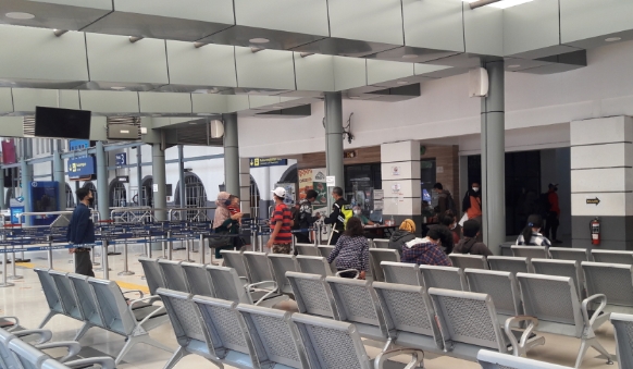 Suasana ruang tunggu penumpang yang hendak melakukan Rapid Antigen di Stasiun Pasar Senen, Senin (4/1/2021).