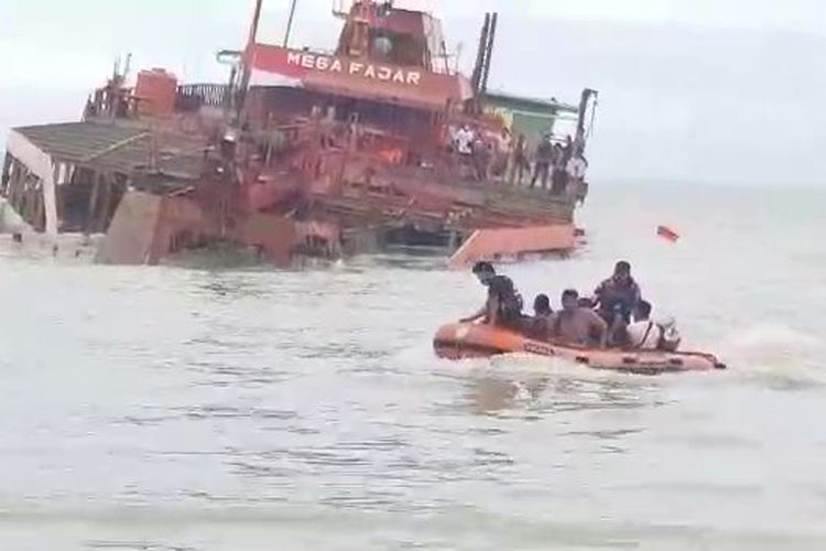 Proses evakuasi KIP Timah di Pantai Matras, Bangka, Sabtu (2/1/2021).(SAR Pangkalpinang.)