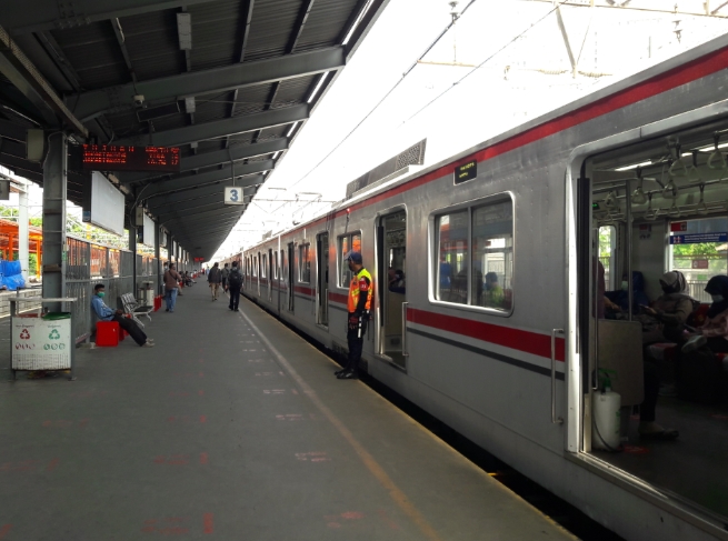 Suasana pemberangkatan KRL di peron 3 Stasiun Bekasi, Senin (4/1/2021).